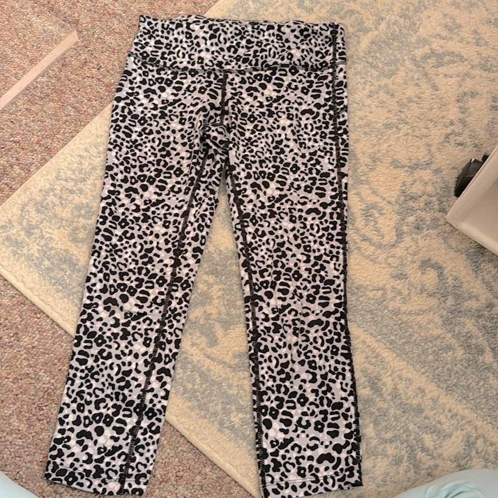 EUC! Nike drift cropped leopard leggings. Size S.